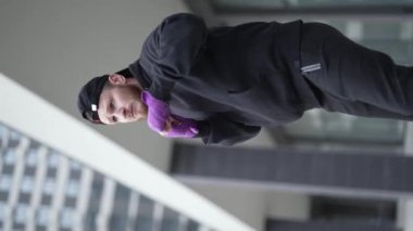 Eğitim sırasında bir erkek boksörün dikey videosu