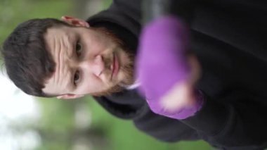 Eğitim sırasında bir erkek boksörün dikey videosu