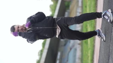 Eğitim sırasında bir erkek boksörün dikey videosu