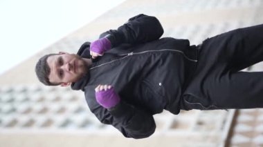 Eğitim sırasında bir erkek boksörün dikey videosu