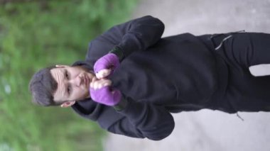 Eğitim sırasında bir erkek boksörün dikey videosu