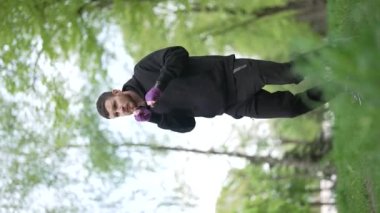 Eğitim sırasında bir erkek boksörün dikey videosu