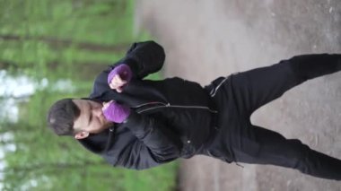 Eğitim sırasında bir erkek boksörün dikey videosu