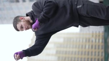 Eğitim sırasında bir erkek boksörün dikey videosu