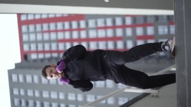 Eğitim sırasında bir erkek boksörün dikey videosu