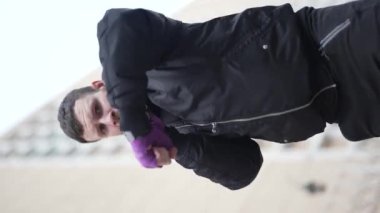 Eğitim sırasında bir erkek boksörün dikey videosu