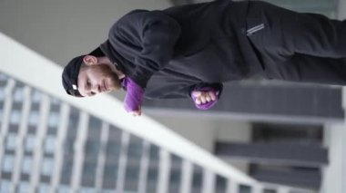 Eğitim sırasında bir erkek boksörün dikey videosu