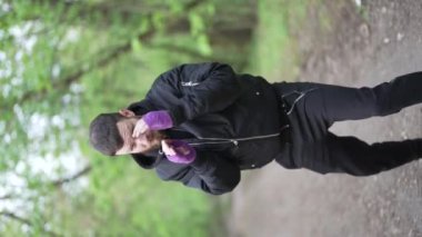 Eğitim sırasında bir erkek boksörün dikey videosu