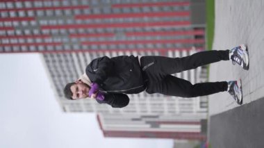 Eğitim sırasında bir erkek boksörün dikey videosu
