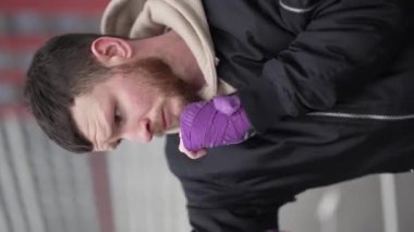 Eğitim sırasında bir erkek boksörün dikey videosu