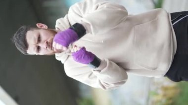 Eğitim sırasında bir erkek boksörün dikey videosu