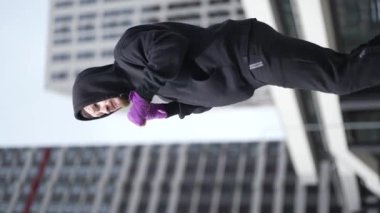 Eğitim sırasında bir erkek boksörün dikey videosu