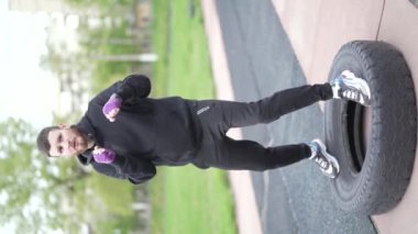 Eğitim sırasında bir erkek boksörün dikey videosu