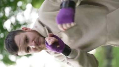 Eğitim sırasında bir erkek boksörün dikey videosu