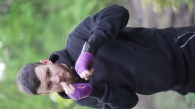 Eğitim sırasında bir erkek boksörün dikey videosu