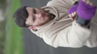 Eğitim sırasında bir erkek boksörün dikey videosu