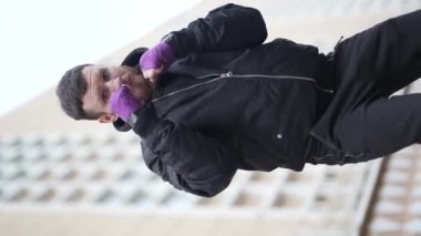 Eğitim sırasında bir erkek boksörün dikey videosu