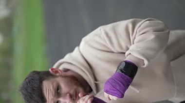 Eğitim sırasında bir erkek boksörün dikey videosu