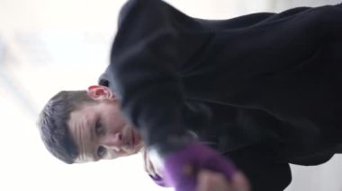 Eğitim sırasında bir erkek boksörün dikey videosu