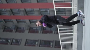 Eğitim sırasında bir erkek boksörün dikey videosu