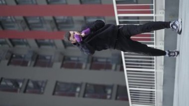 Eğitim sırasında bir erkek boksörün dikey videosu