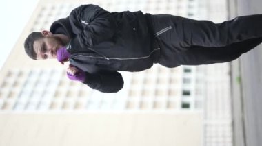 Eğitim sırasında bir erkek boksörün dikey videosu