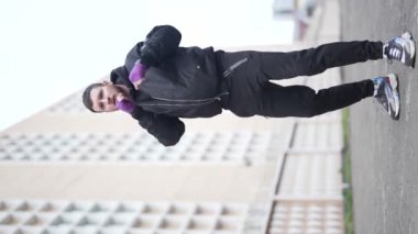 Eğitim sırasında bir erkek boksörün dikey videosu