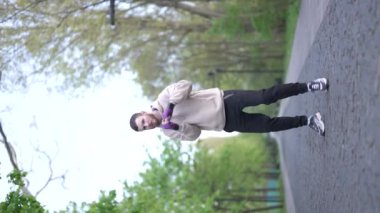 Eğitim sırasında bir erkek boksörün dikey videosu