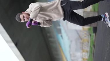 Eğitim sırasında bir erkek boksörün dikey videosu