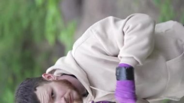 Eğitim sırasında bir erkek boksörün dikey videosu