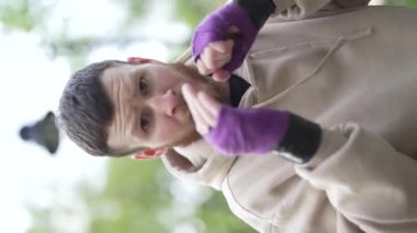 Eğitim sırasında bir erkek boksörün dikey videosu