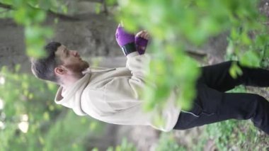 Eğitim sırasında bir erkek boksörün dikey videosu