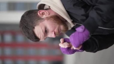 Eğitim sırasında bir erkek boksörün dikey videosu