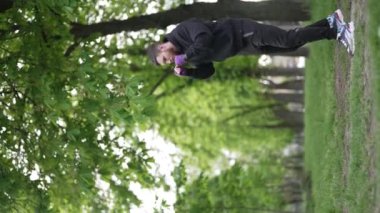 Eğitim sırasında bir erkek boksörün dikey videosu