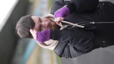 Eğitim sırasında bir erkek boksörün dikey videosu