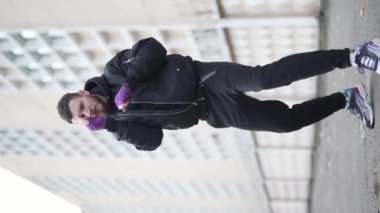 Eğitim sırasında bir erkek boksörün dikey videosu