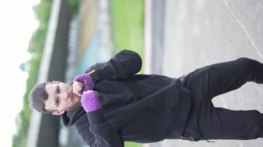 Eğitim sırasında bir erkek boksörün dikey videosu