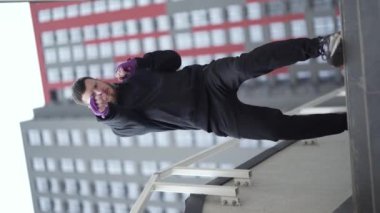 Eğitim sırasında bir erkek boksörün dikey videosu