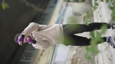 Eğitim sırasında bir erkek boksörün dikey videosu