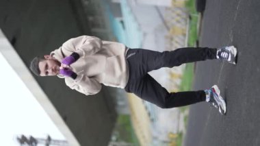 Eğitim sırasında bir erkek boksörün dikey videosu