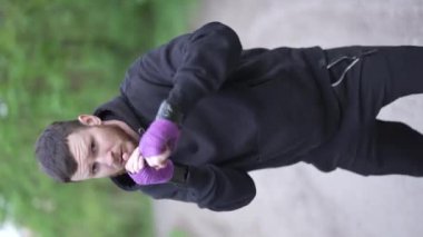 Eğitim sırasında bir erkek boksörün dikey videosu