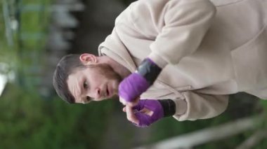 Eğitim sırasında bir erkek boksörün dikey videosu