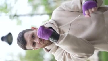 Eğitim sırasında bir erkek boksörün dikey videosu