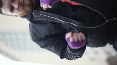 Eğitim sırasında bir erkek boksörün dikey videosu