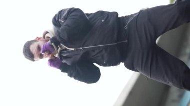 Eğitim sırasında bir erkek boksörün dikey videosu