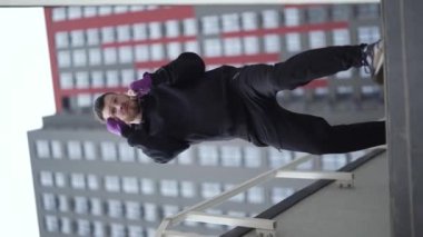 Eğitim sırasında bir erkek boksörün dikey videosu