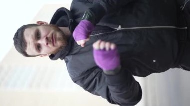 Eğitim sırasında bir erkek boksörün dikey videosu
