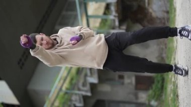 Eğitim sırasında bir erkek boksörün dikey videosu
