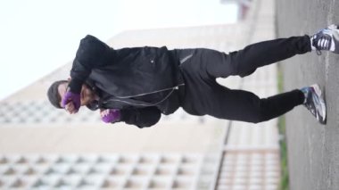 Eğitim sırasında bir erkek boksörün dikey videosu