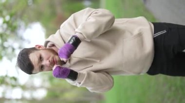 Eğitim sırasında bir erkek boksörün dikey videosu